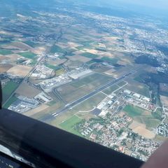 Flugwegposition um 12:56:18: Aufgenommen in der Nähe von Gemeinde Oftering, Österreich in 1612 Meter